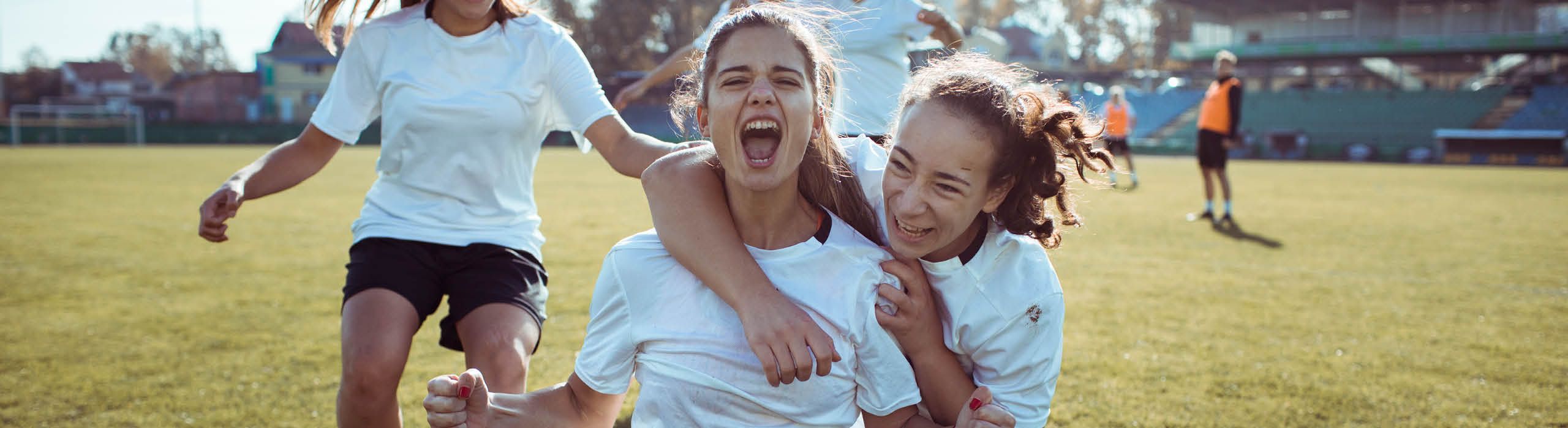 Kinder spielen Fußball auf Kunstrasen